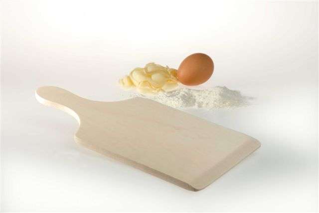 Planche à spätzle et quenelles en bois