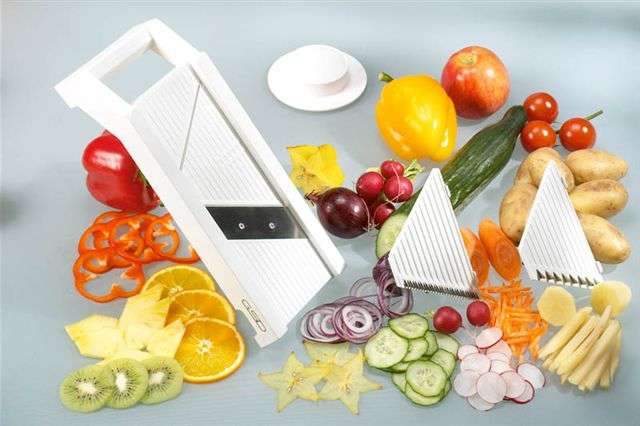 Coupe légumes universel avec 3 accessoires interchangeables, couleur blanc